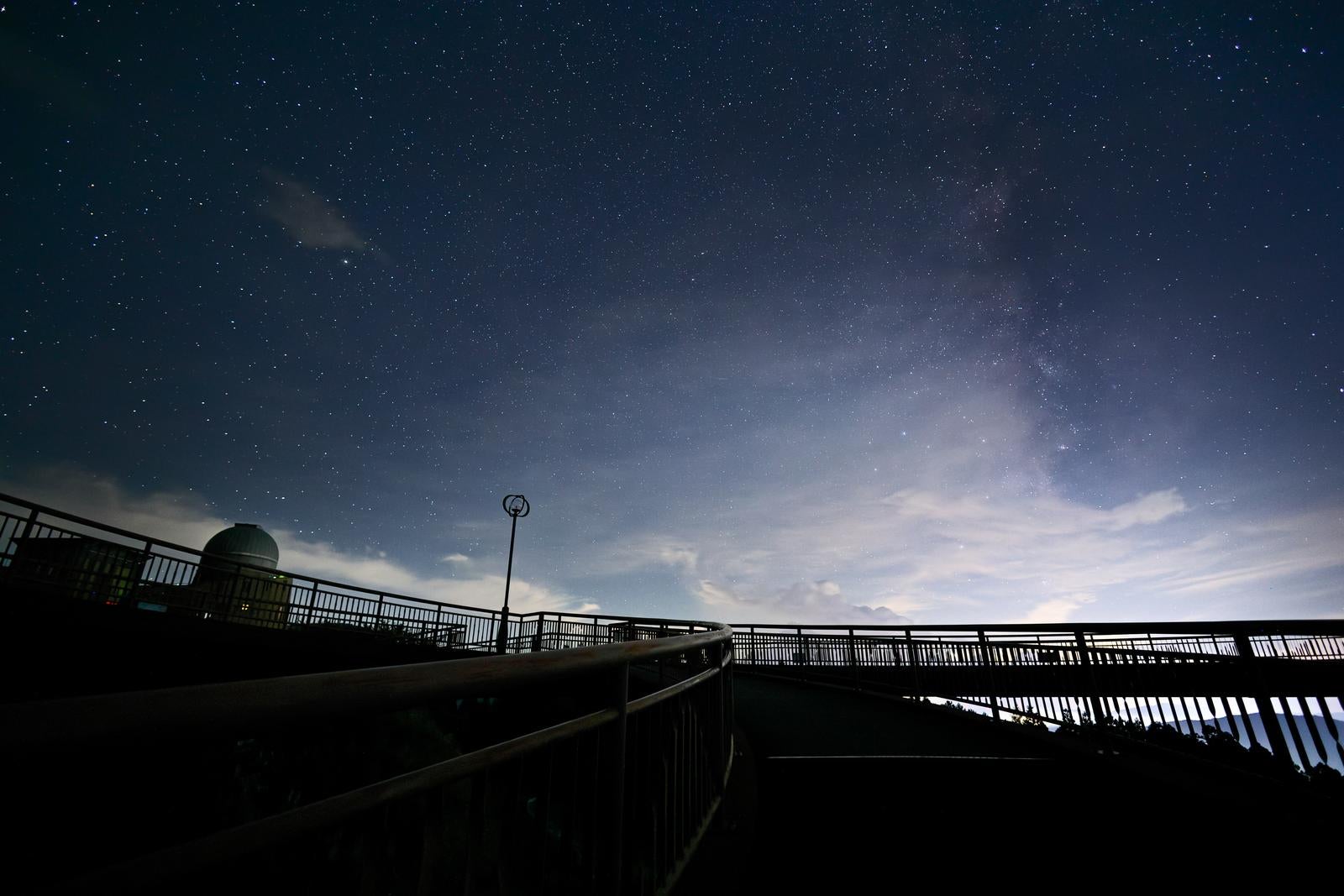 「星の村天文台と天地人橋のシルエット（天の川）」の写真