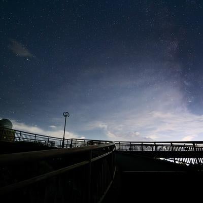 星の村天文台と天地人橋のシルエット（天の川）の写真