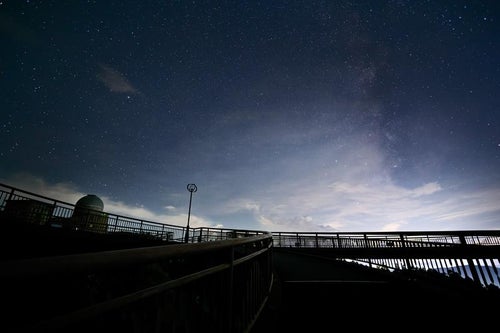 星の村天文台と天地人橋のシルエット（天の川）の写真
