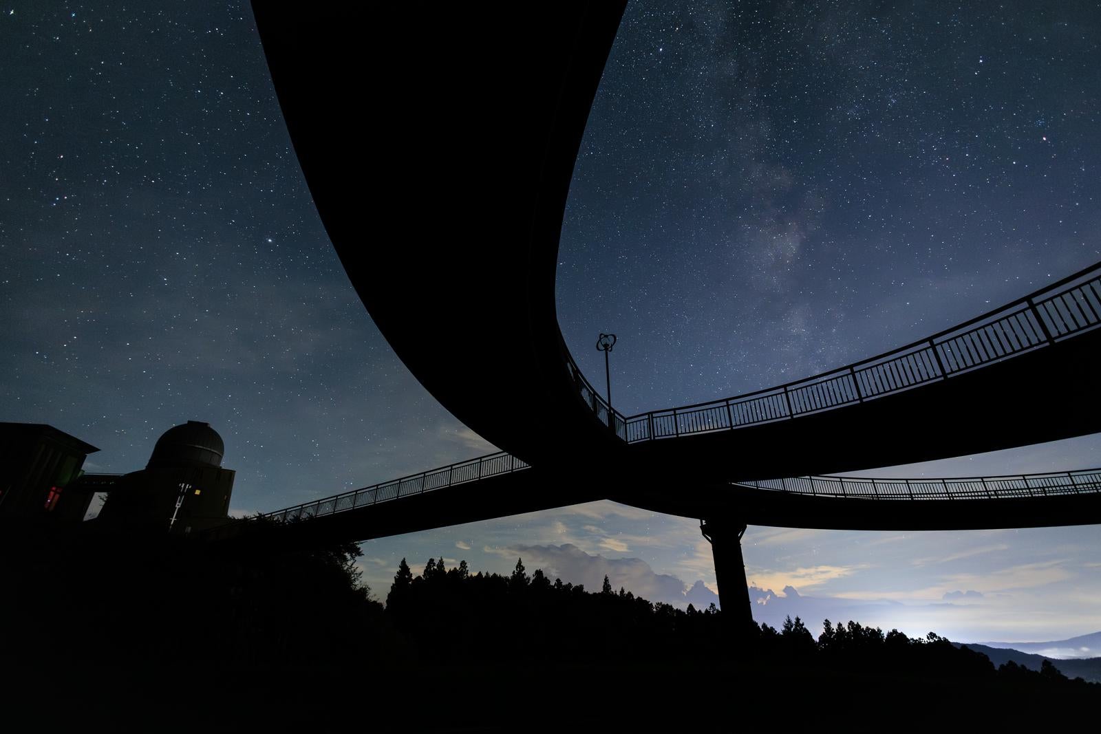 「天地人橋のシルエットから星空へ」の写真