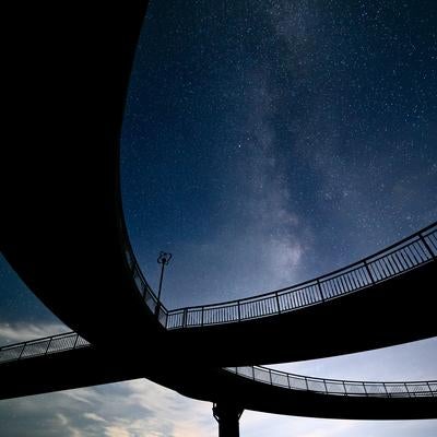 天地人橋のシルエットに秘められた星空の写真