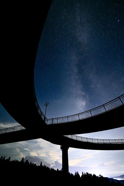 天地人橋のシルエットに秘められた星空の写真