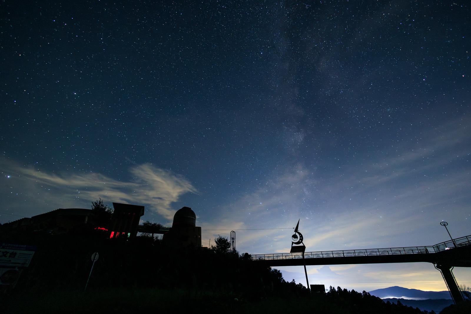 「星の村天文台のシルエットと夜空の輝き」の写真