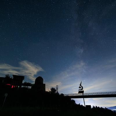 星の村天文台のシルエットと夜空の輝きの写真