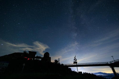 星の村天文台のシルエットと夜空の輝きの写真