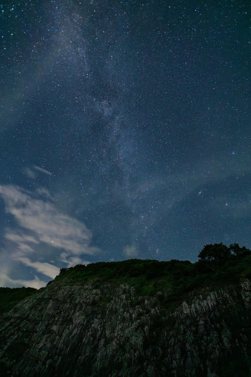 「星の村天文台の崖からの壮大な夜空」の写真