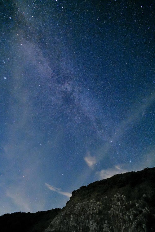 星の村天文台の崖からの夜空の幻想の写真