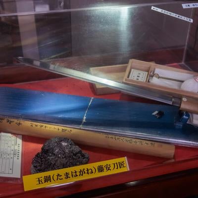 星の村天文台に展示されている隕石の玉鋼と隕星剣の写真