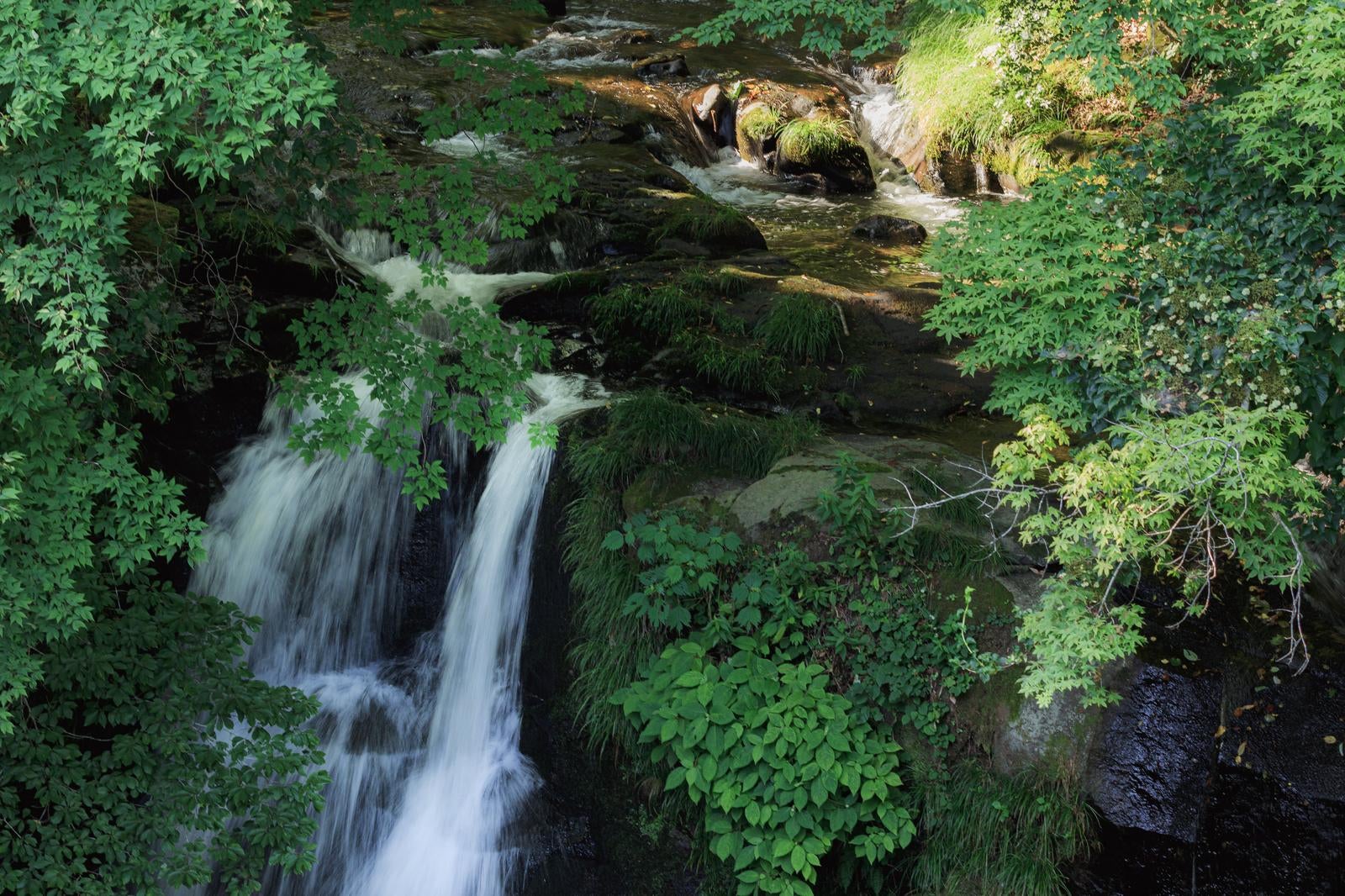 「天栄村の静寂な美、明神滝の息をのむ美しさ」の写真