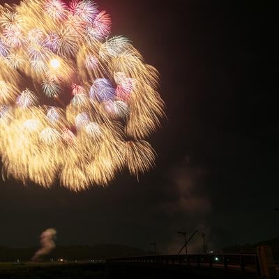 浅川花火大会の打ち上げ花火の写真