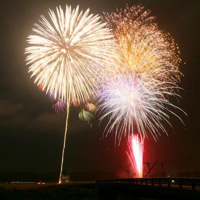 夜空を照らす浅川の花火大会の写真