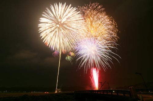 夜空を照らす浅川の花火大会の写真
