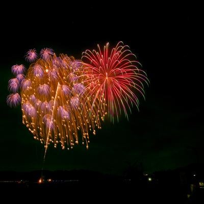浅川の花火大会の閃光の写真