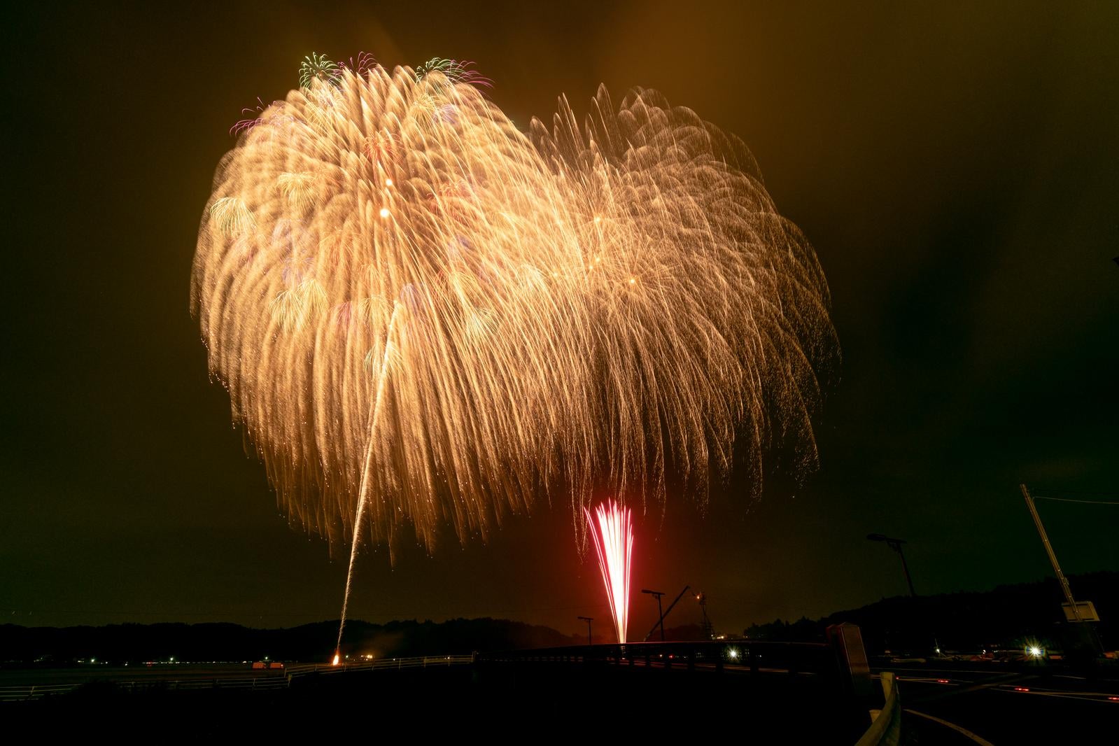 「浅川の花火が夜空を彩る」の写真