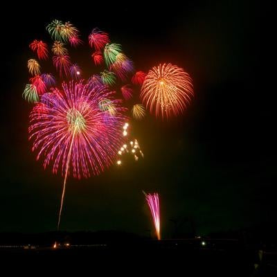浅川の花火と打上げ花火の写真