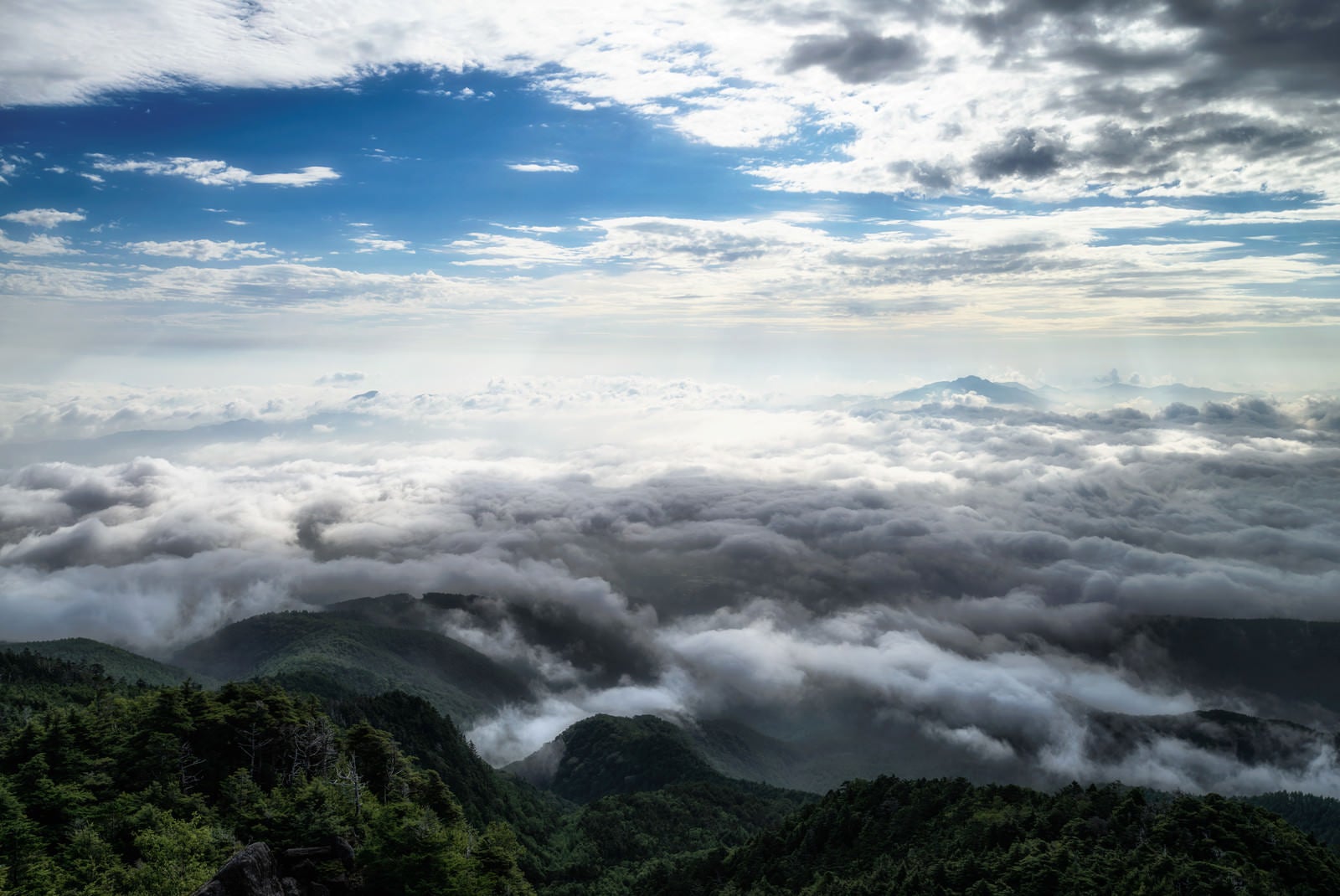 「どこまでも続く雲海とにゅう（八ヶ岳連峰）」の写真
