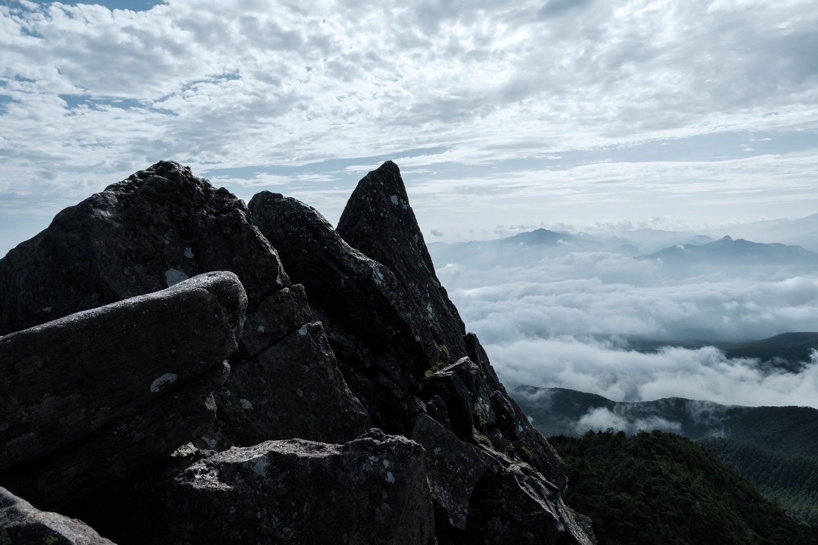 「にゅう山頂部の岩峰と眺望」の写真