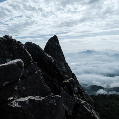 にゅう山頂部の岩峰と眺望の写真
