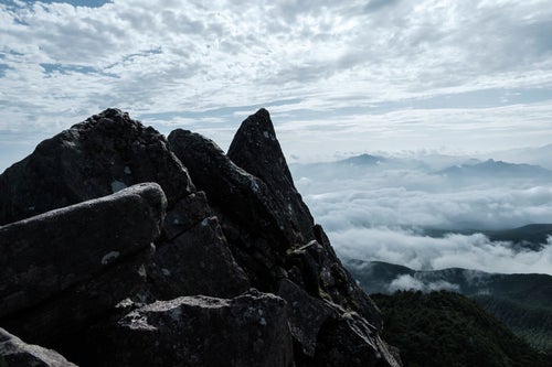 にゅう山頂部の岩峰と眺望の写真