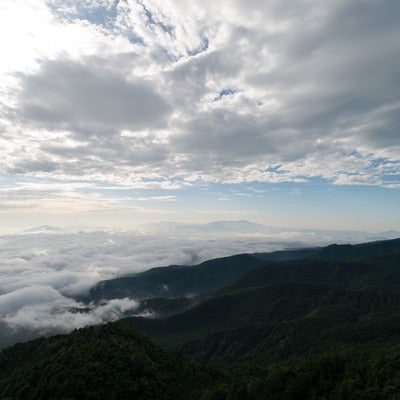 山にかかるにゅうの雲海の写真