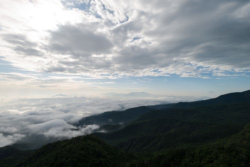 山にかかるにゅうの雲海の写真