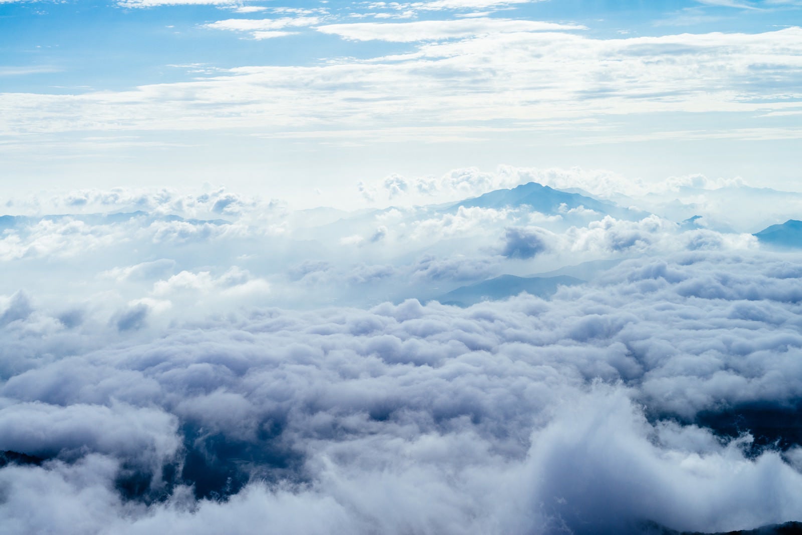 「雲海と山々のシルエット（にゅう）」の写真