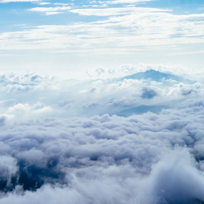 雲海と山々のシルエット（にゅう）の写真