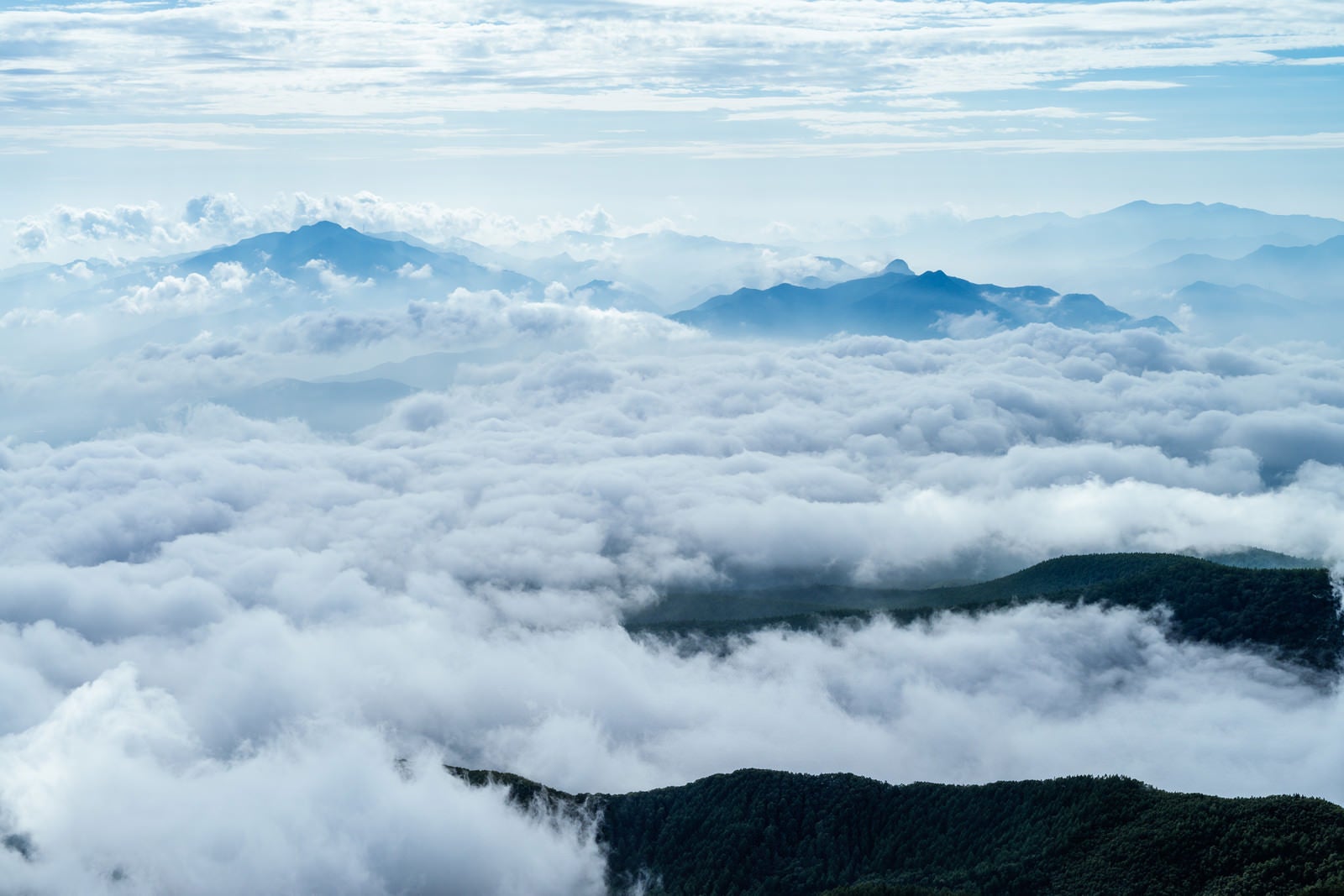「雲海の中に浮かぶ山々（にゅう）」の写真