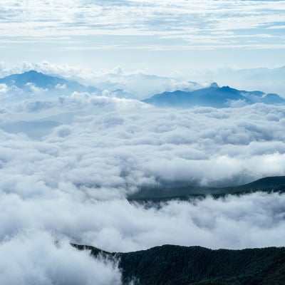 雲海の中に浮かぶ山々（にゅう）の写真
