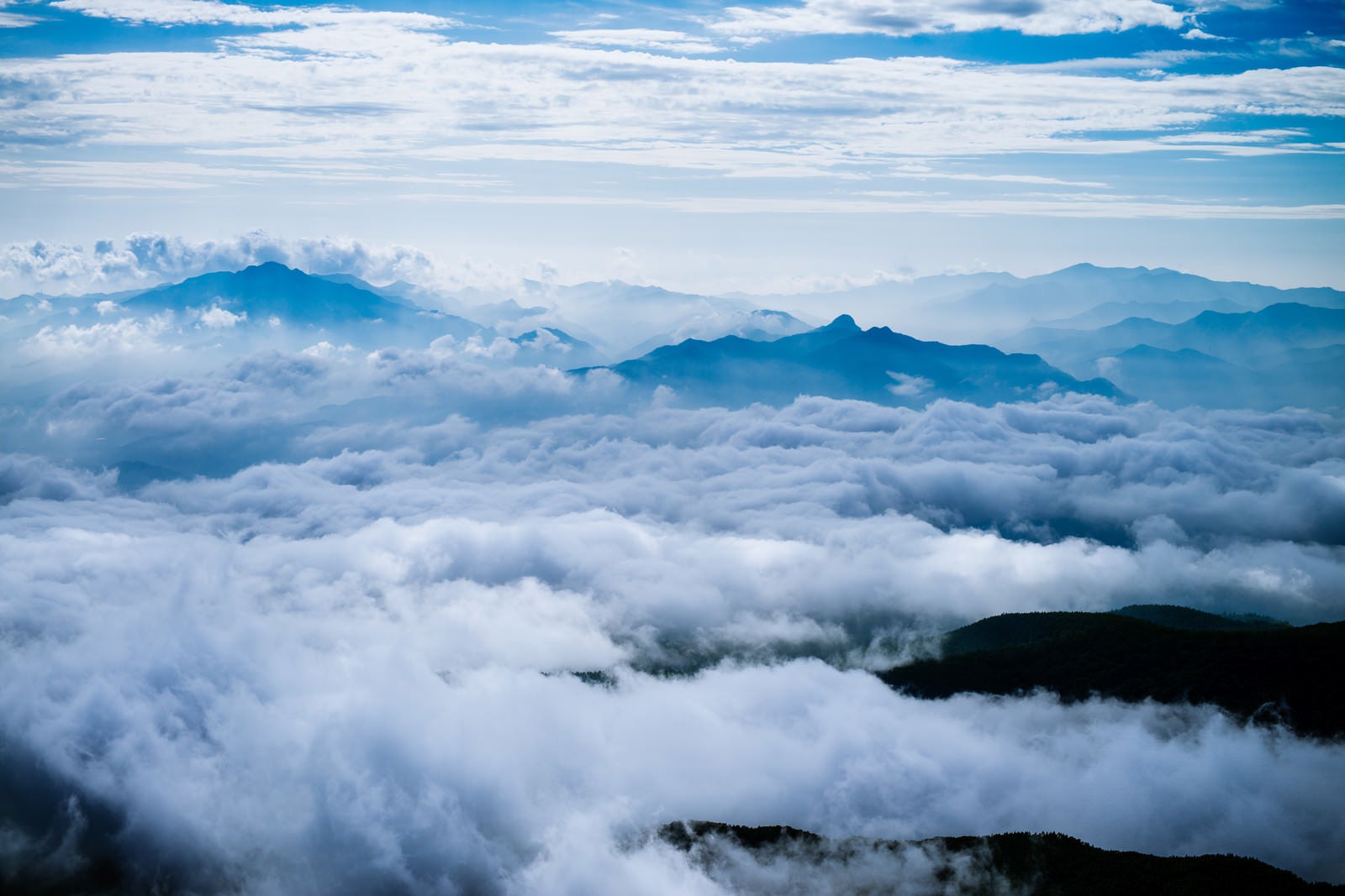 「山々のシルエットと雲海（にゅう）」の写真