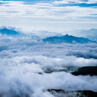 山々のシルエットと雲海（にゅう）の写真