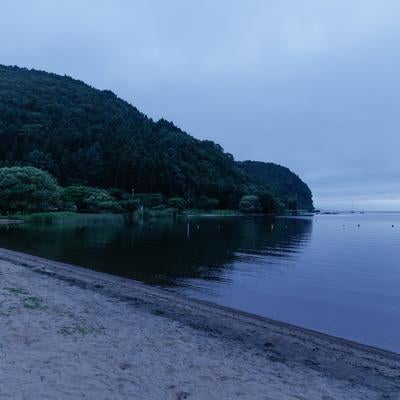 曇り空のもとの秋山浜の写真