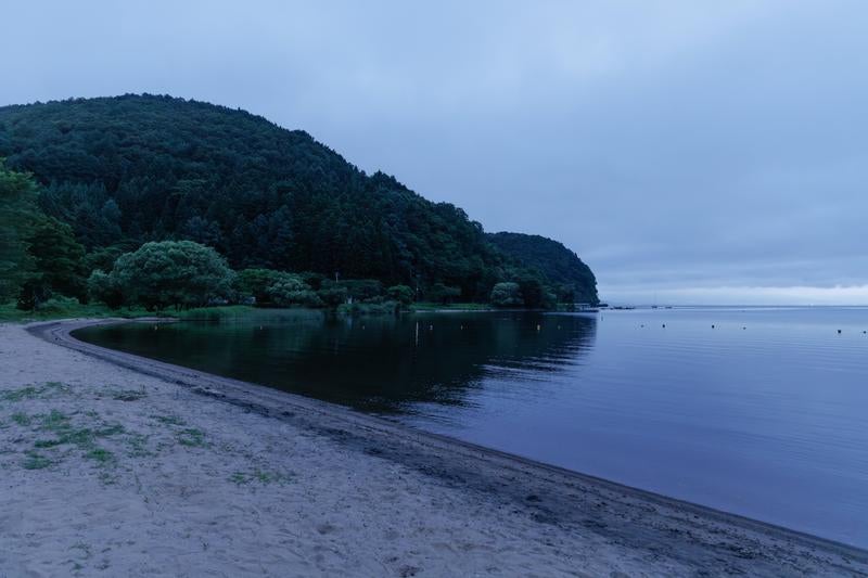 曇り空のもとの秋山浜の写真