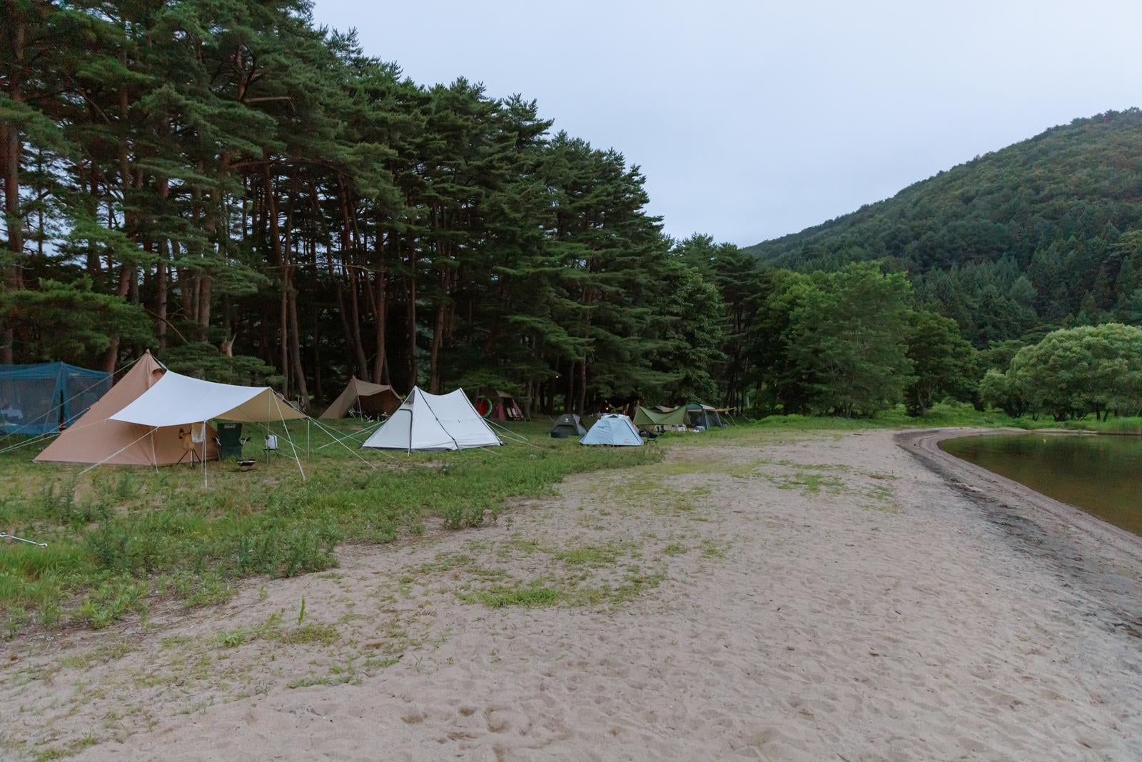 「秋山浜の浜辺沿いにテントを張れるキャンプ場」の写真