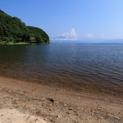 青空と高い秋山浜の写真
