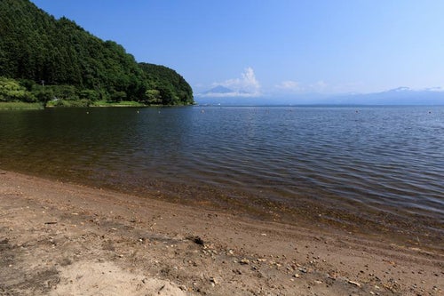 青空と高い秋山浜の写真