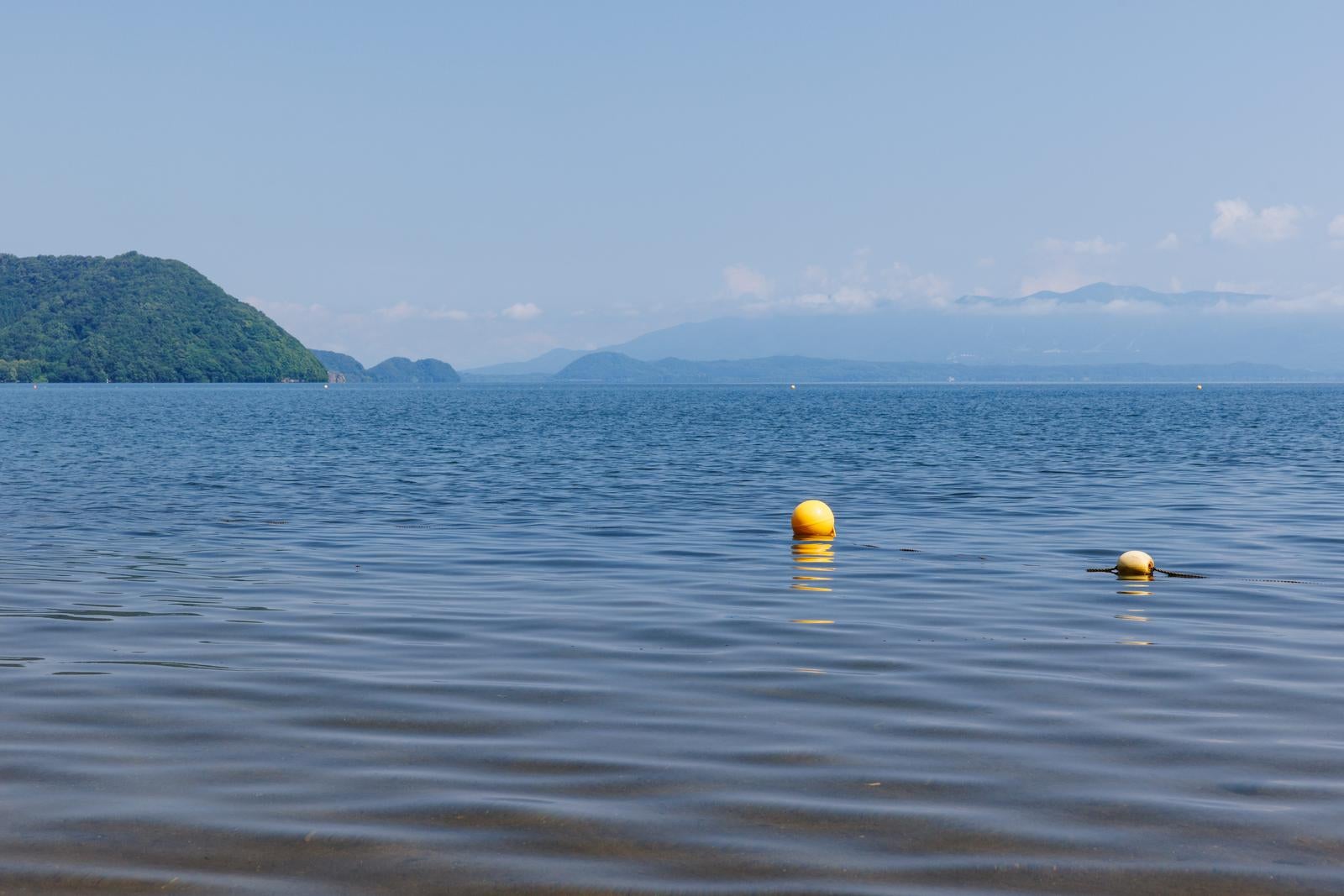 「青松浜から望む穏やかな湖面」の写真
