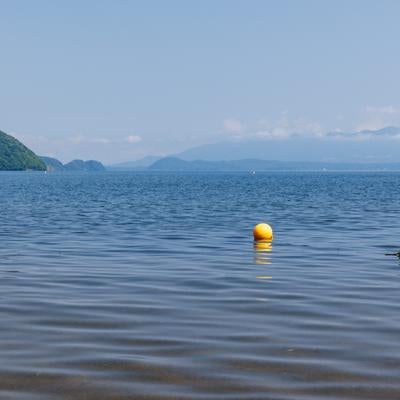 青松浜から望む穏やかな湖面の写真