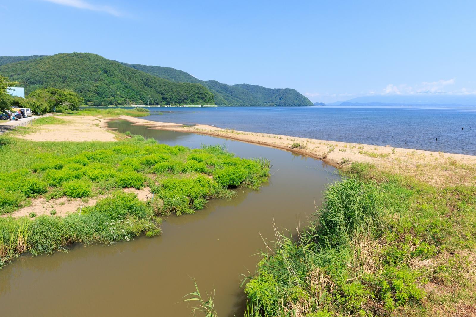 「湖の穏やかな様子と自然の美しさが調和する青松浜」の写真