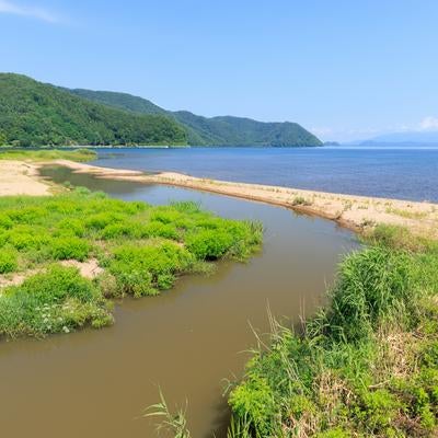 湖の穏やかな様子と自然の美しさが調和する青松浜の写真