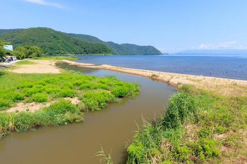 湖の穏やかな様子と自然の美しさが調和する青松浜の写真