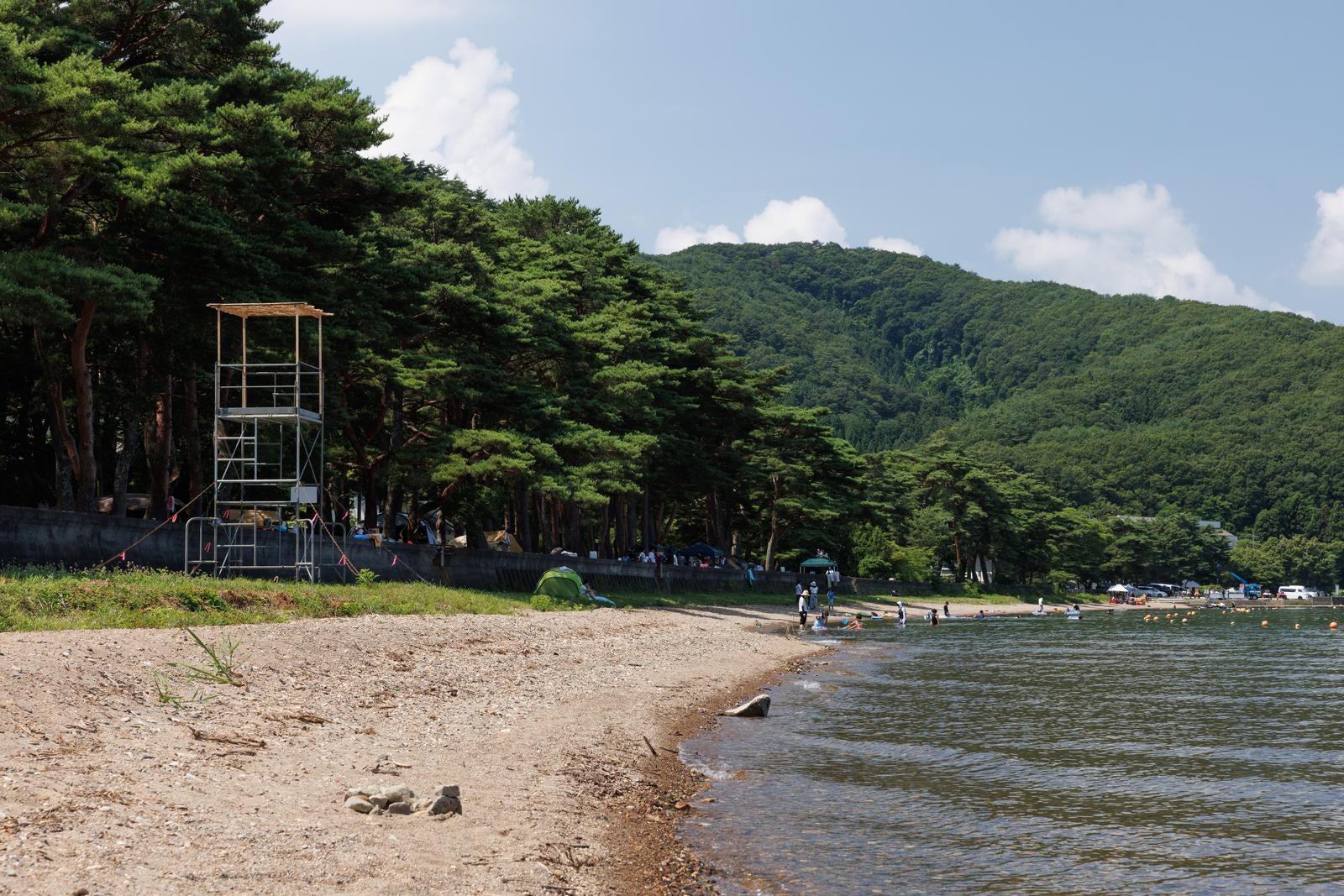 「水泳や浮き輪でのんびりとした時間を楽しむ舟津公園」の写真