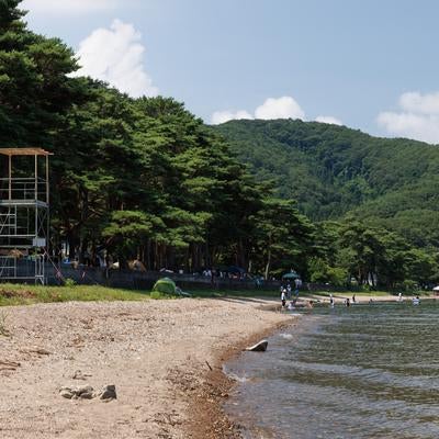 水泳や浮き輪でのんびりとした時間を楽しむ舟津公園の写真