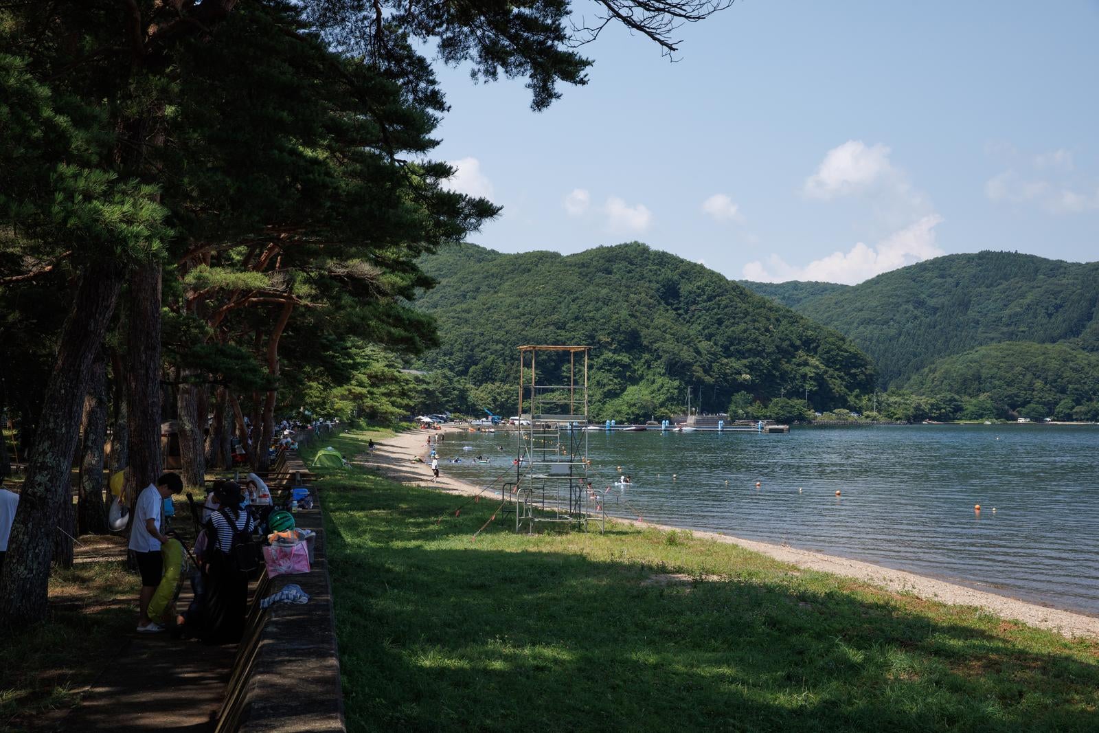 「夏の湖南七浜での家族連れなど」の写真