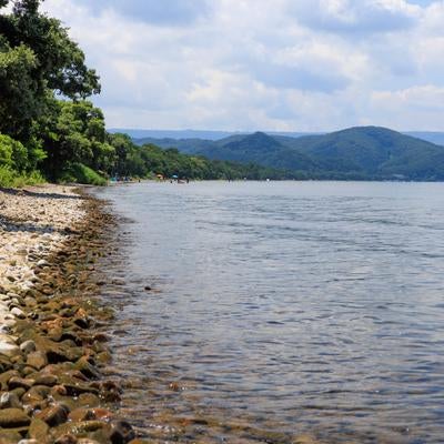 湖畔から望む夏の浜路浜、猪苗代湖の絶景と磐梯山の風景の写真