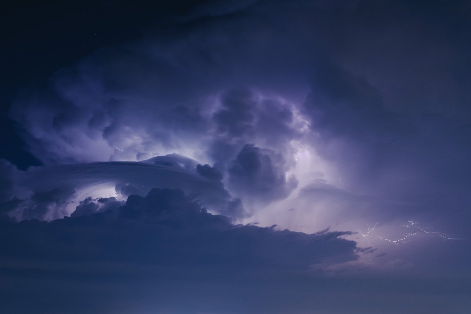 「雷光と巨大な雲」の写真