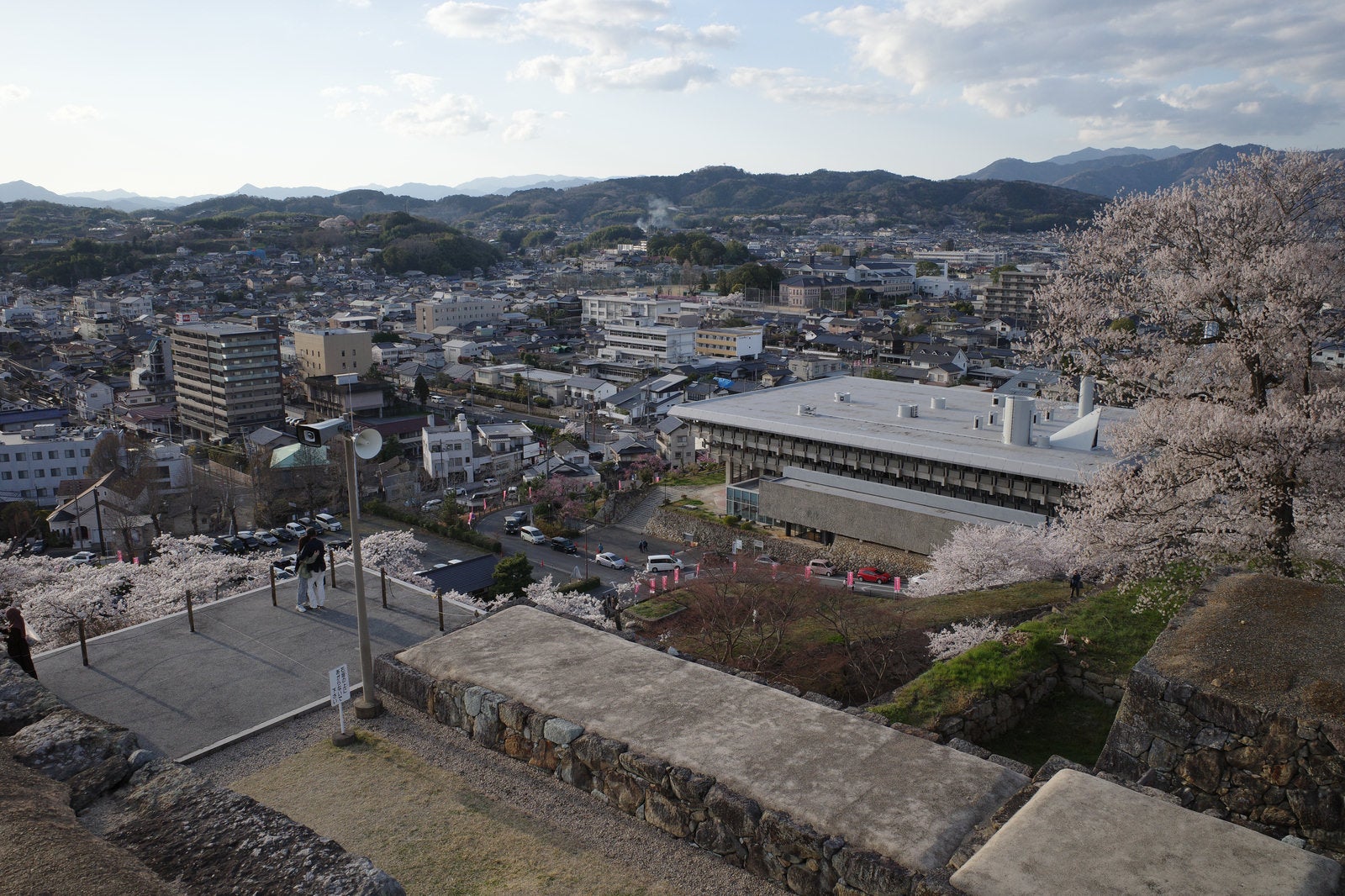 「津山城跡から眺める津山文化センターと街並み」の写真