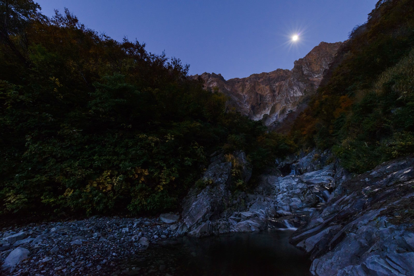 「満月が覗き込む一ノ倉沢」の写真