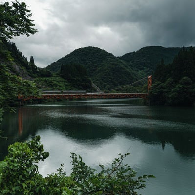 庄川峡の水面に映りこむ橋（富山県南砺市）の写真