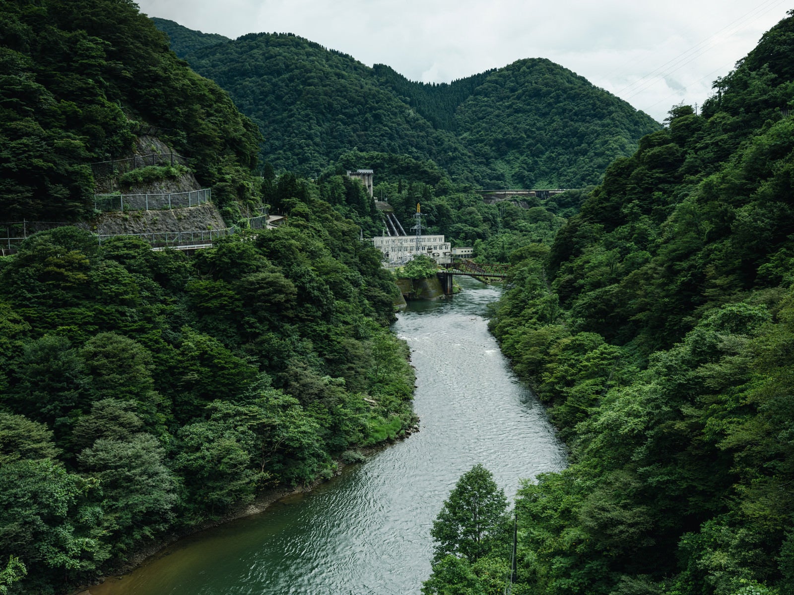 「庄川峡とダム（富山県南砺市）」の写真